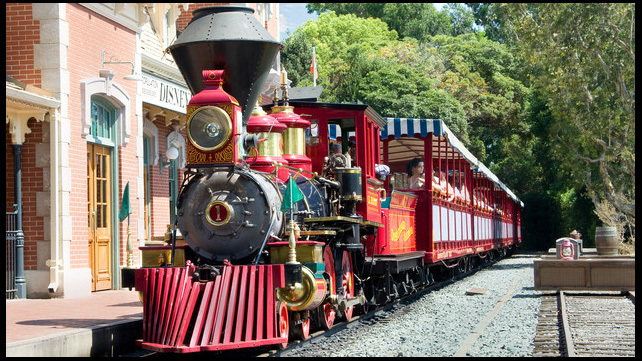 園内を走る本物の機関車 ディズニーランド鉄道2 ディズニーをとことん楽しめ